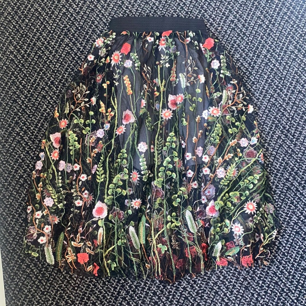 Size XS Aratta skirt. Beautiful floral overlay! Perfect for an event!